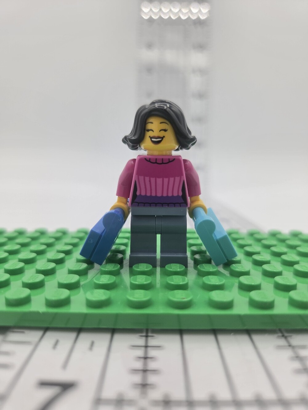 LEGO Minifigures Holiday Shopper HOL287 from Holiday Main Street set 10308 2022